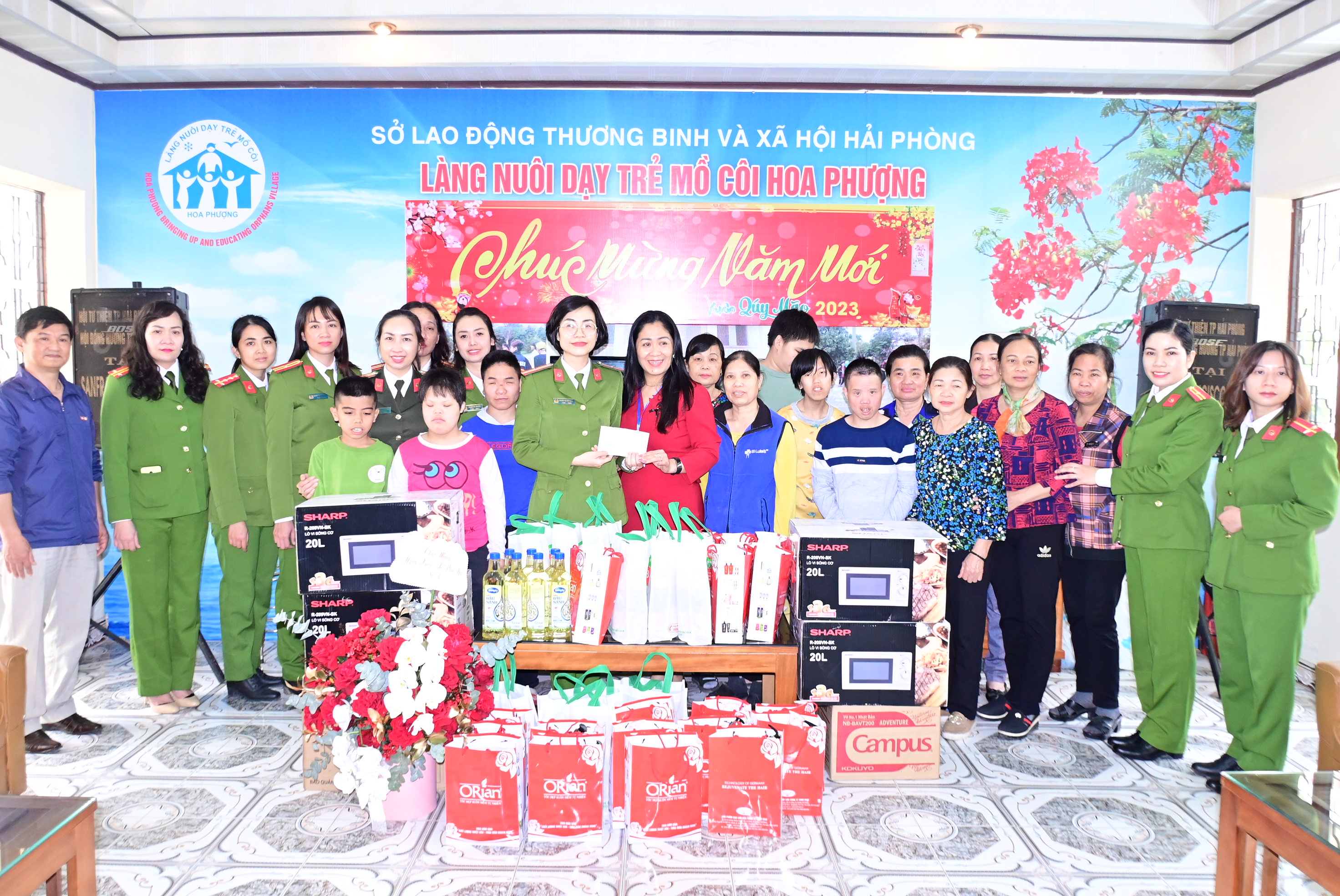 Hội phụ nữ Phòng Cảnh sát môi trường - CATP: Thăm, tặng quà Làng nuôi dạy trẻ mồ côi Hoa Phượng